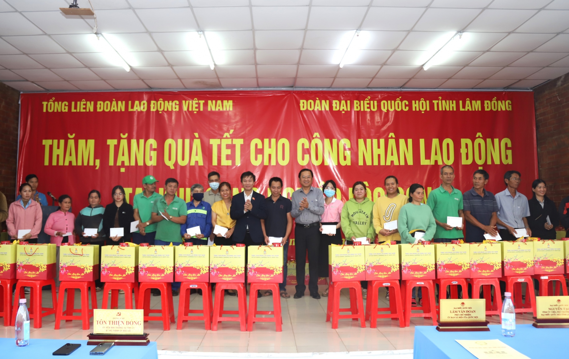 Tổng LĐLĐ Việt Nam và Đoàn đại biểu Quốc hội tỉnh trao tặng quà Tết cho người lao động khó khăn