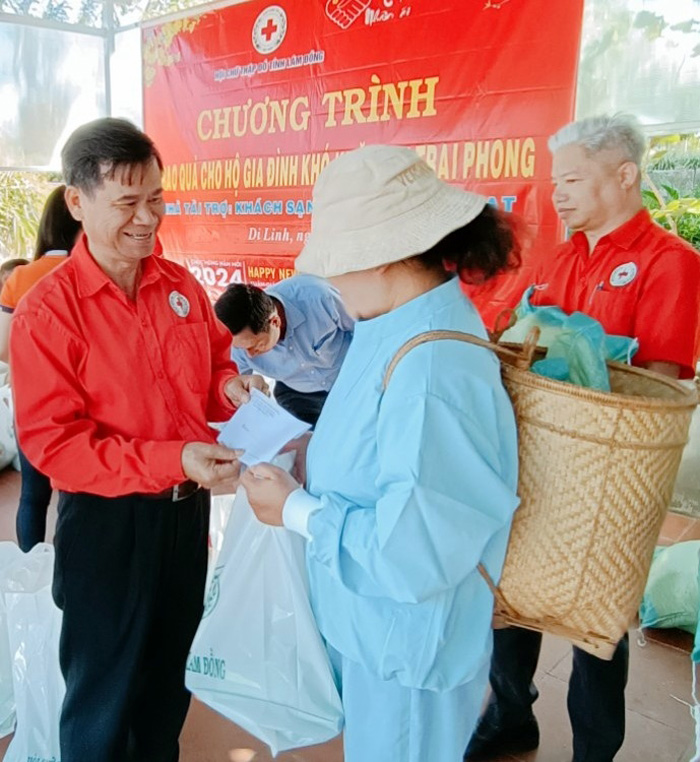Ông Nguyễn Quang Minh - Chủ tịch Hội Chữ thập đỏ Lâm Đồng trao tặng quà tết cho đồng bào DTTS có hoàn cảnh khó khăn tại xã Đinh Lạc (Di Linh)