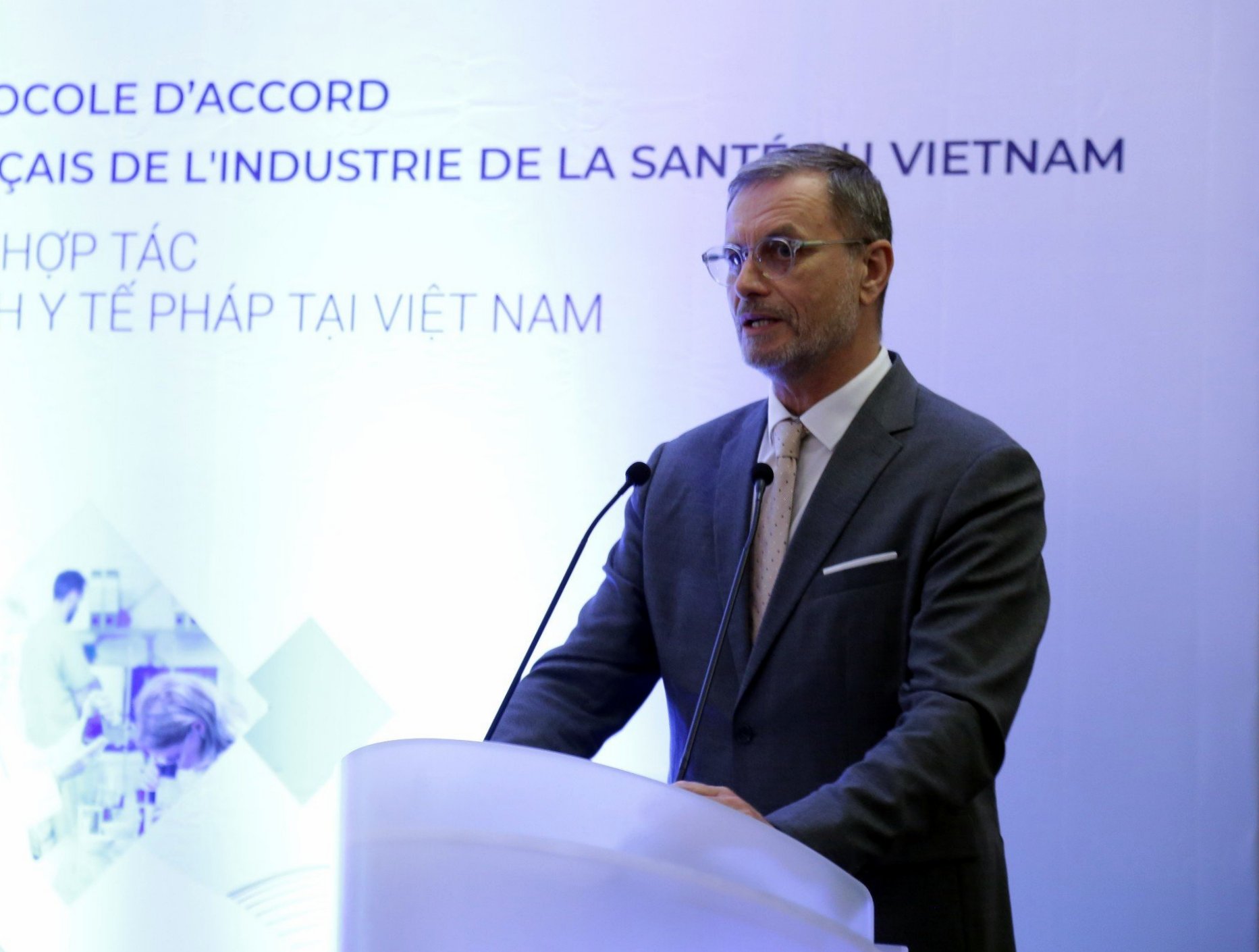 Ông Olivier Brochet - Đại sứ đặc mệnh toàn quyền Cộng hòa Pháp tại Việt Nam phát biểu tại buổi lễ 