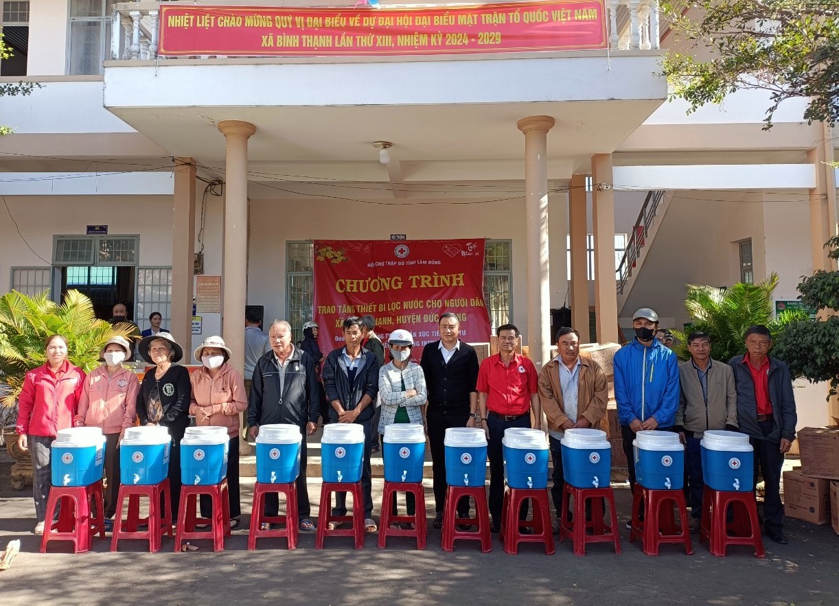 Lãnh đạo Hội Chữ thập đỏ tỉnh Lâm Đồng và nhà tài trợ trao tặng thiết bị lọc nước cho người dân xã Bình Thạnh (Đức Trọng)