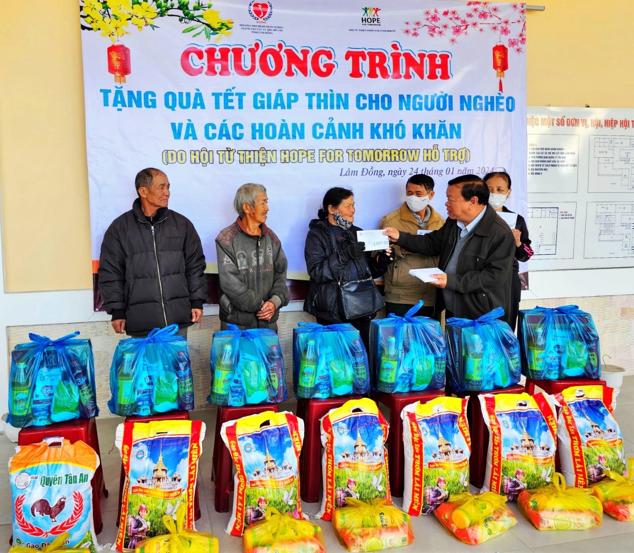 Ông Nguyễn Văn Lực –Chủ tịch Hội Bảo trợ Bệnh nhân nghèo –Người tàn tật và Trẻ mồ côi tỉnh trao quà Tết cho người cao tuổi 