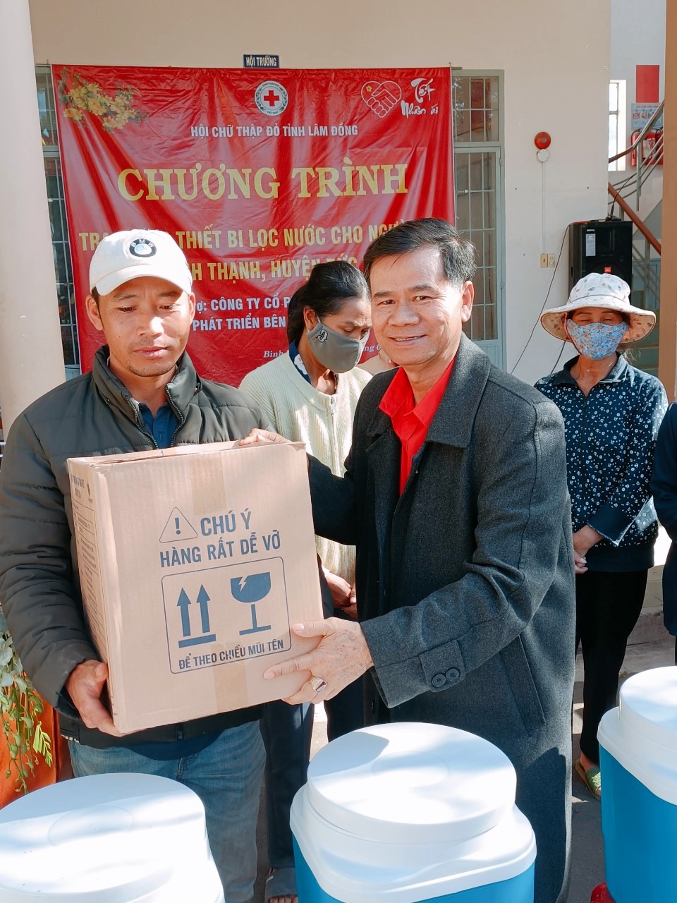 Ông Nguyễn Quang Minh –Chủ tịch Hội Chữ thập đỏ Lâm Đồng trao tặng thiết bị lọc nước cho người dân
	
