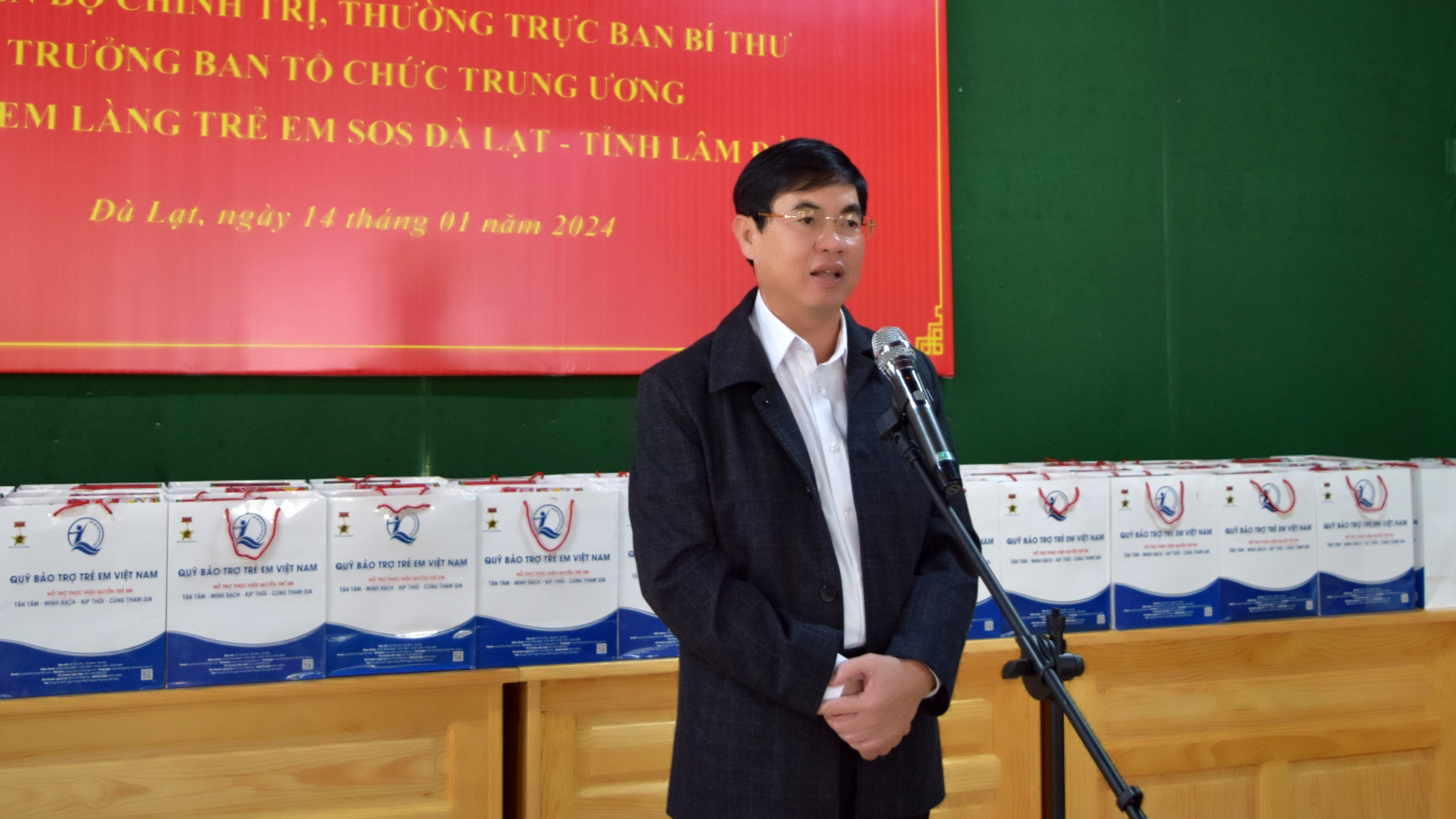 Đồng chí Trần Đình Văn phát biểu tại buổi đến thăm, chúc tết trẻ em Làng SOS Đà Lạt