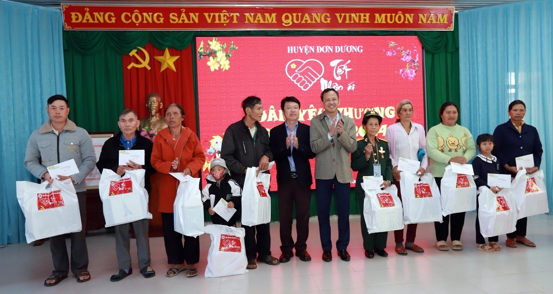 Lãnh đạo huyện Đơn Dương trao tặng quà tết cho người dân có hoàn cảnh khó khăn 