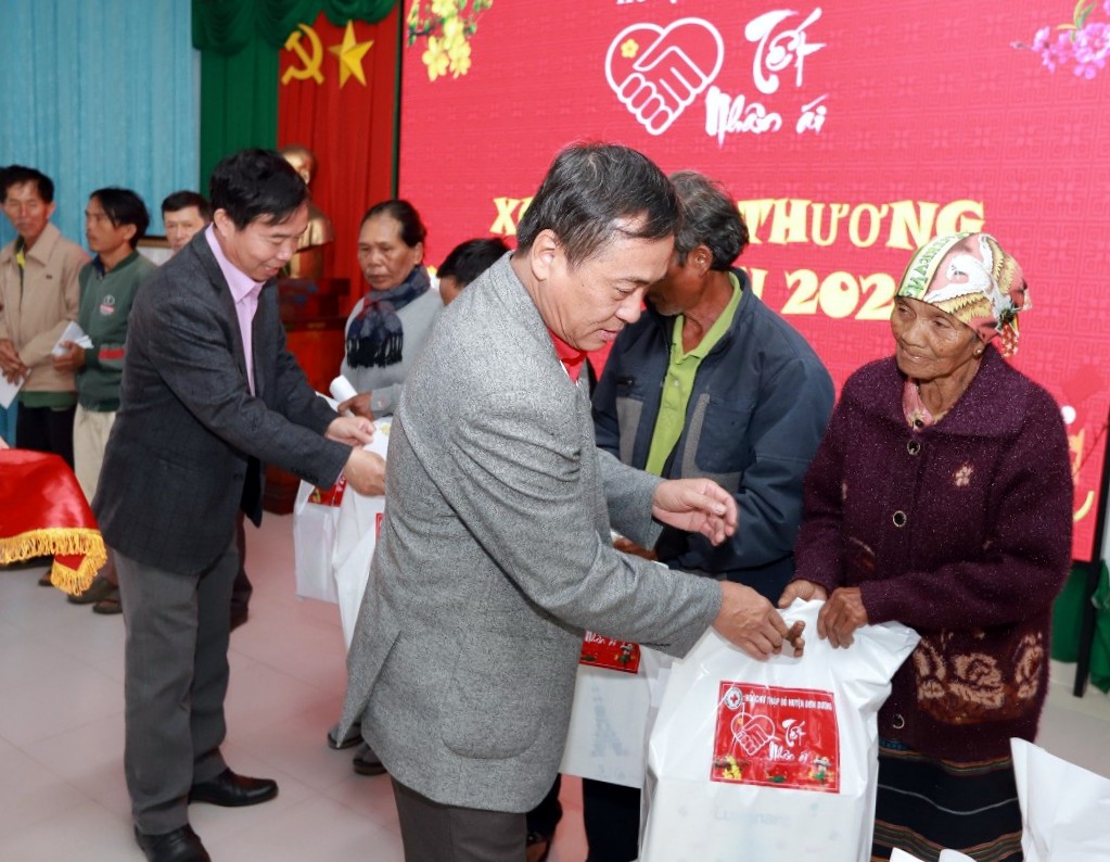 Ông Thiều Cường -Chủ tịch Hội CTĐ huyện Đơn Dương trao tặng quà Tết cho người dân có hoàn cảnh khó khăn