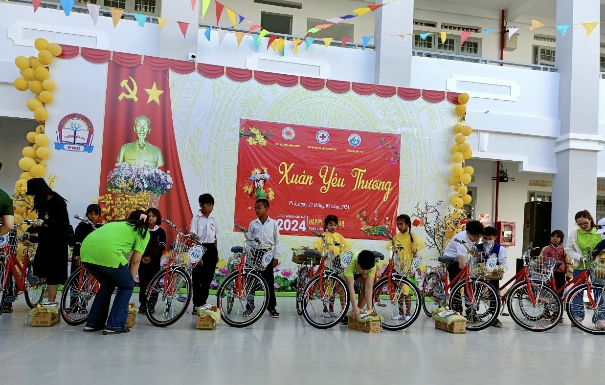 Trao tặng xe đạp cho học sinh đồng bào DTTS xã Proh