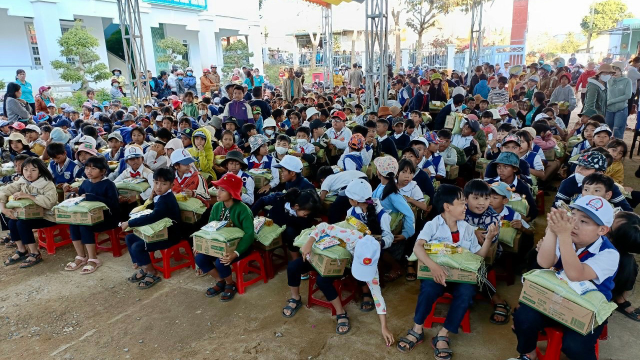 Tặng quà tết cho 679 em học sinh của Trường tiểu học Proh (Đơn Dương)