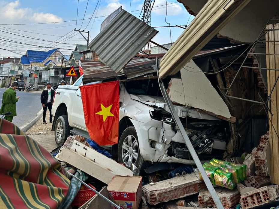 Đà Lạt: Xe bán tải mất lái, tông sập tường nhà dân bên đường