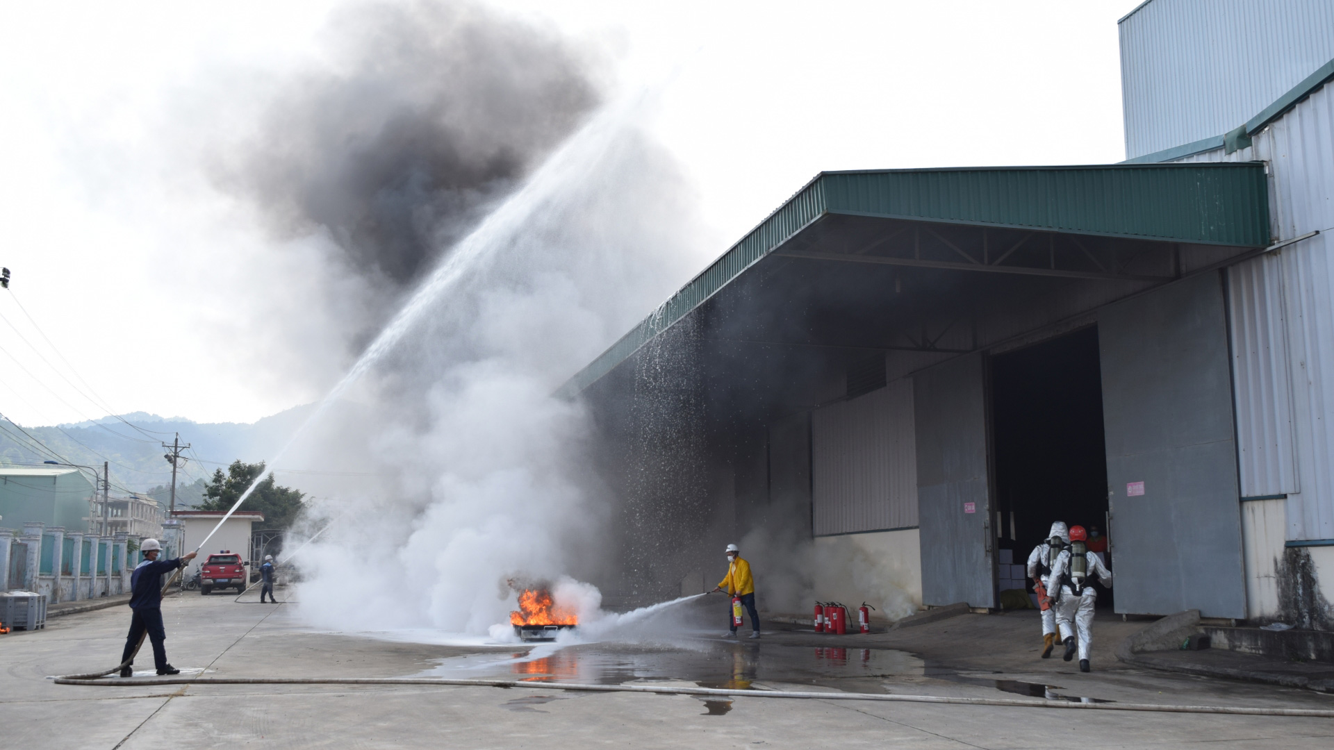Diễn tập phướng án chữa cháy và cứu nạn, cứu hộ tại Công ty TNHH TM&DV Trường Hoàng Lâm Đồng (Khu công nghiệp Phú Hội)