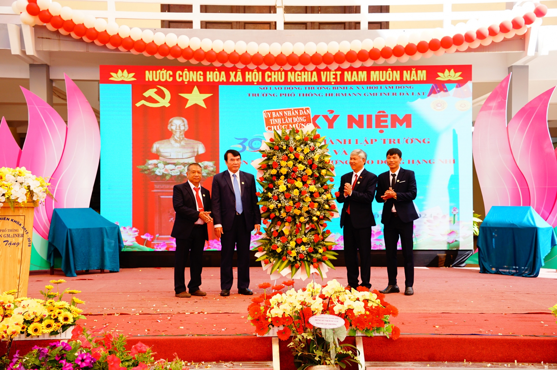 Đồng chí Phạm S- Phó Chủ tịch UBND tỉnh, tặng hoa chúc mừng thầy và trò nha trường
