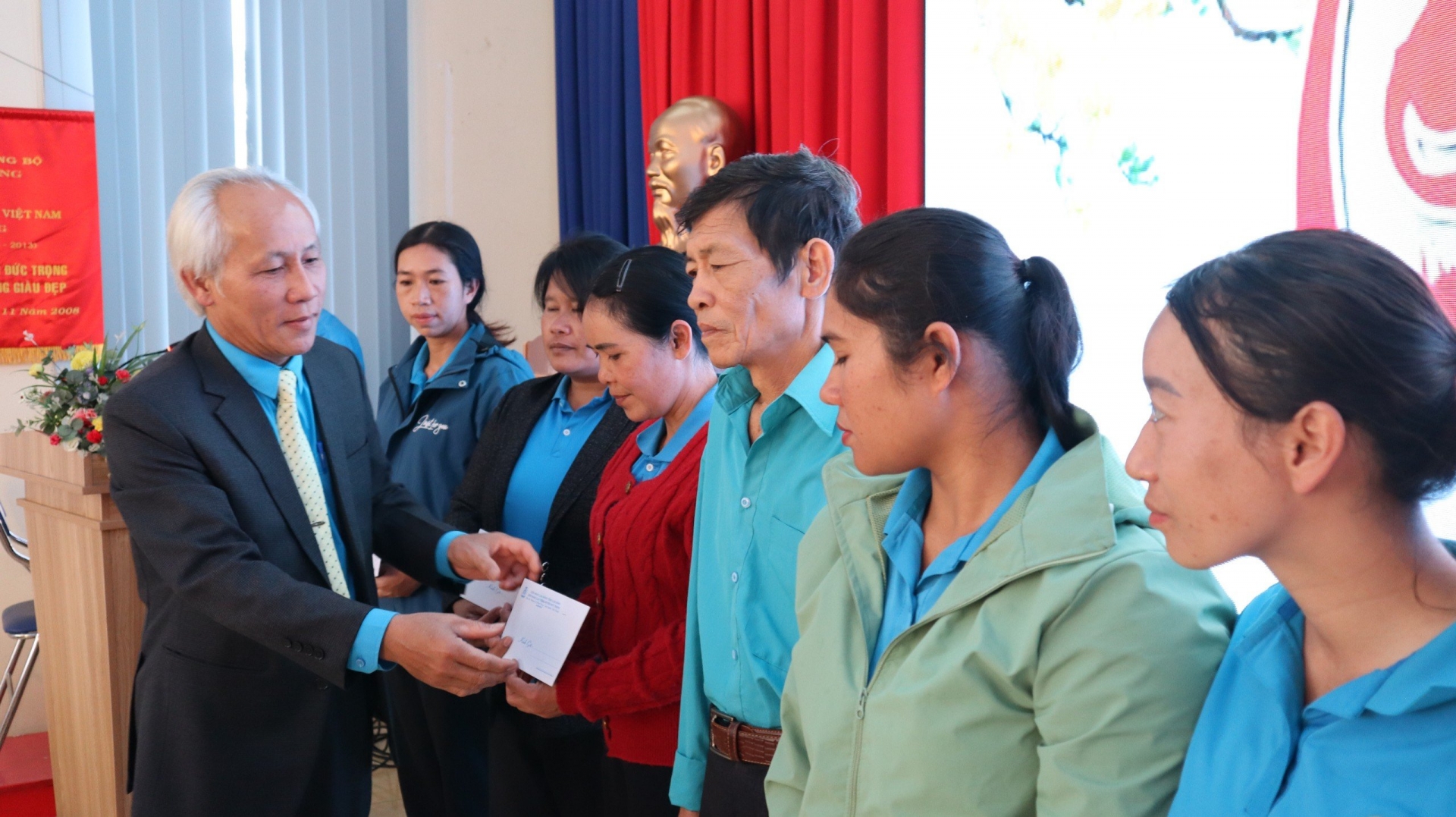 Ông Phạm Văn Được - Phó Chủ tịch LĐLĐ tỉnh, trao tặng quà cho CNVCLĐ.