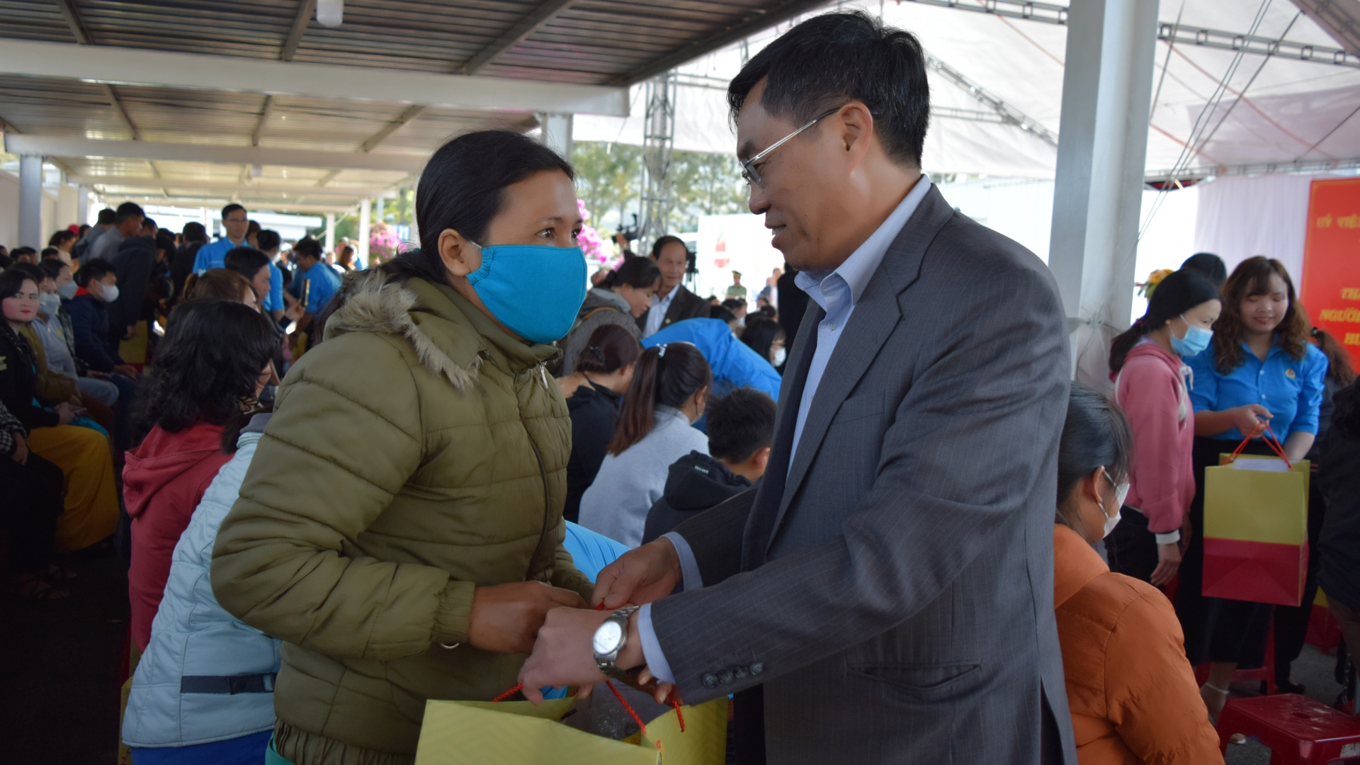 Đồng chí Võ Ngọc Hiệp - Ủy viên Ban Thường vụ Tỉnh ủy, Phó Chủ tịch UBND tỉnh, trao quà cho công nhân
