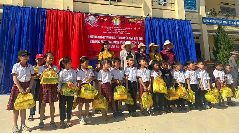 Lâm Hà: Trao gần 500 suất quà cho các em học sinh