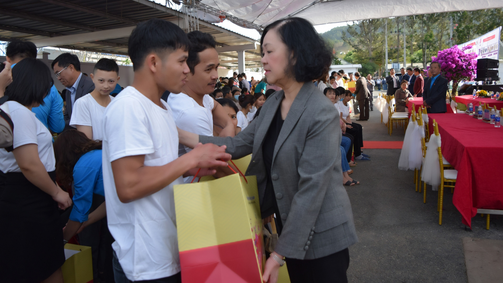 Đồng chí Trương Thị Mai trao quà cho công nhân