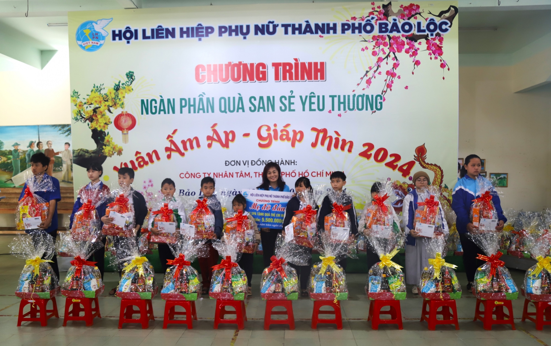 Bà Nguyễn Bùi Thị Minh Hiền - Chủ tịch Hội Liên hiệp Phụ nữ TP Bảo Lộc trao học bổng cho các em học sinh khó khăn