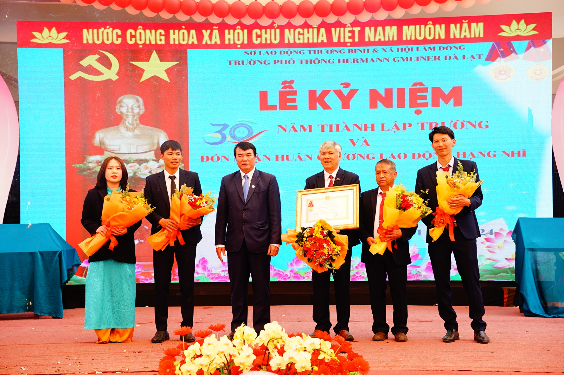 Đồng chí Phạm S- Phó Chủ tịch UBND tỉnh, trao tặng Huân chương Lao động hạng Nhì cho thầy va trò nhà trường