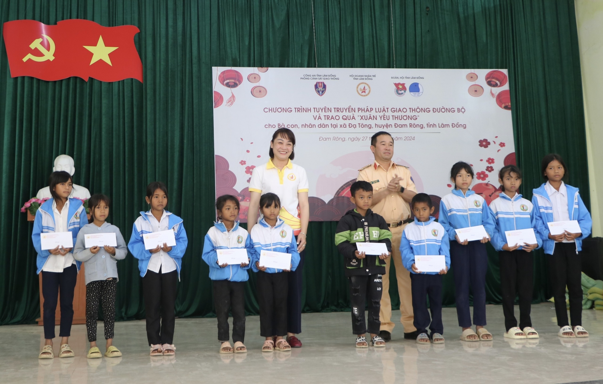 Đại diện Phòng CSGT Công an tỉnh và Hội Doanh nhân trẻ tỉnh Lâm Đồng trao học bổng cho học sinh gặp khó khăn.