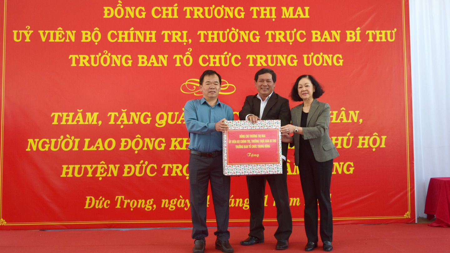 Đồng chí Trương Thị Mai - Ủy viên Bộ Chính trị, Thường trực Ban Bí thư, Trưởng Ban Tổ chức Trung ương, trao quà cho lãnh đạo Ban Quản lý các khu công nghiệp