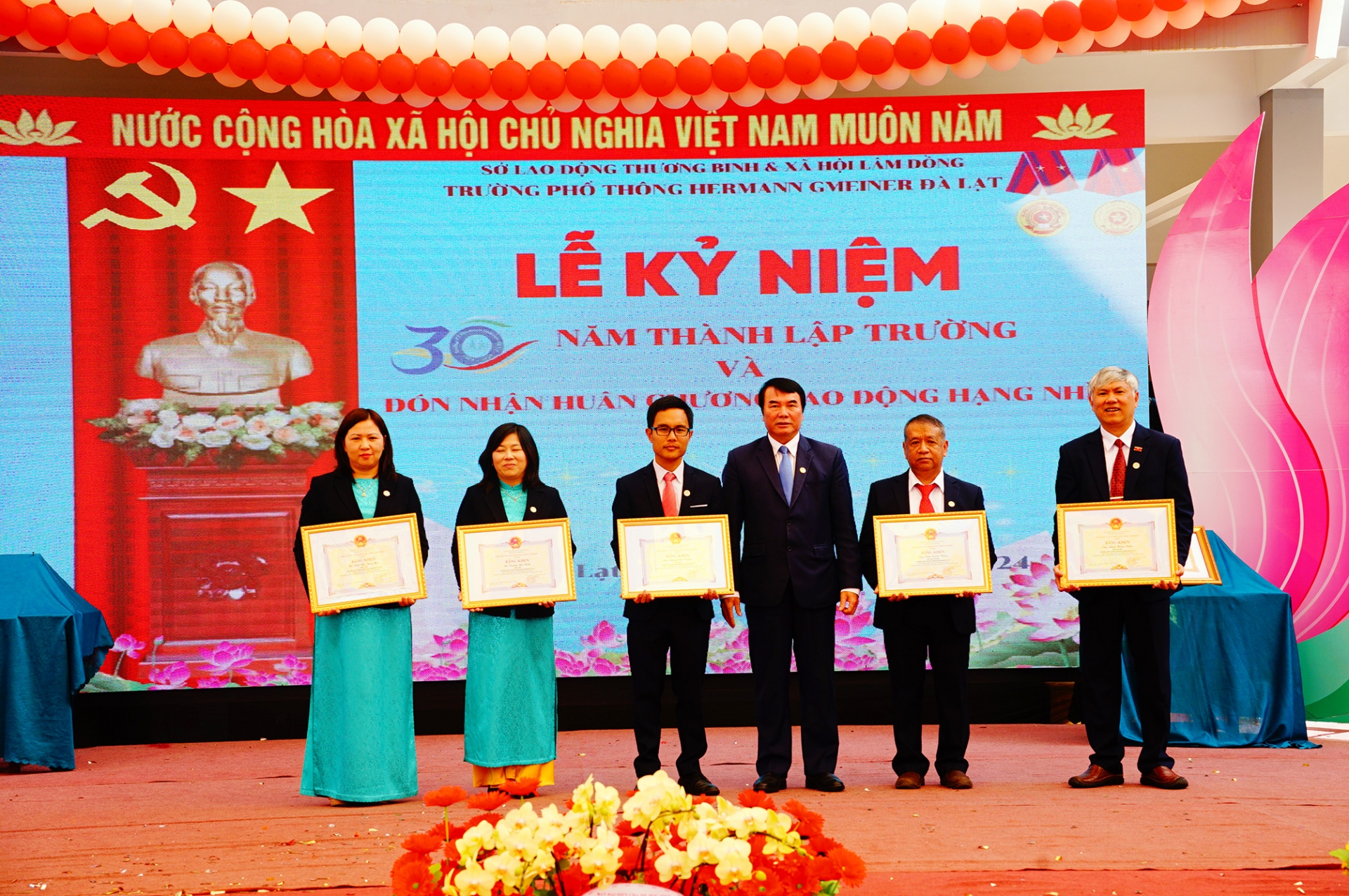 Đồng chí Phạm S- Phó Chủ tịch UBND tỉnh, trao tặng Bằng khen của UBND tỉnh cho các cá nhân xuất sắc