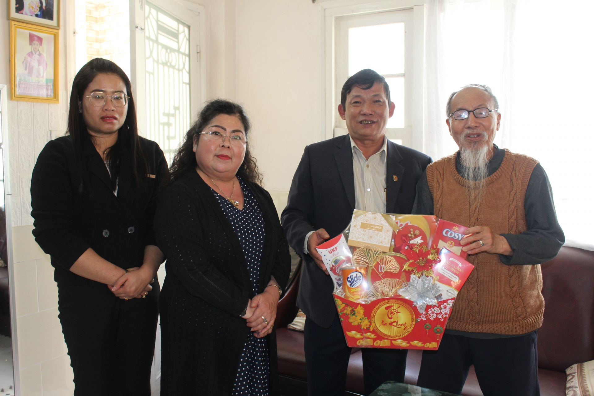 Hội Văn học Nghệ thuật Lâm Đồng: Chúc Tết, tặng quà các văn nghệ sĩ là cựu cán bộ Hội