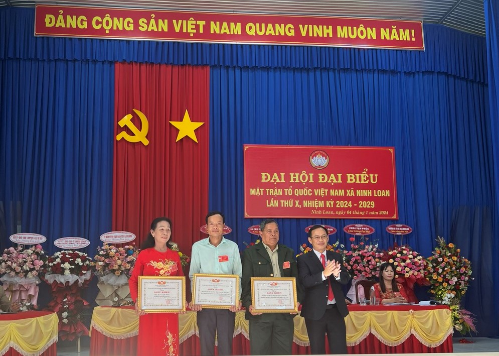 Đồng chí Lê Công Tuấn - Chủ tịch UBMTTQ Việt Nam huyện, trao giấy khen cho các cá nhân.