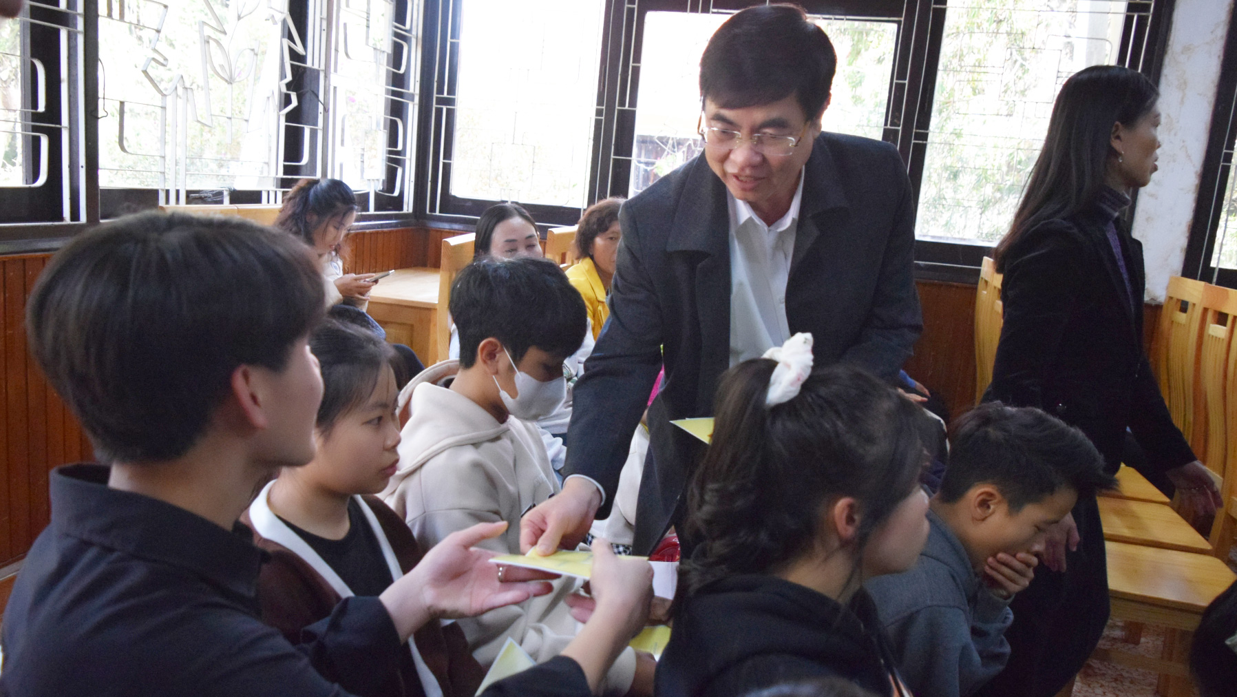 Đồng chí Trần Đình Văn tặng quà cho các em Làng trẻ em SOS Đà Lạt