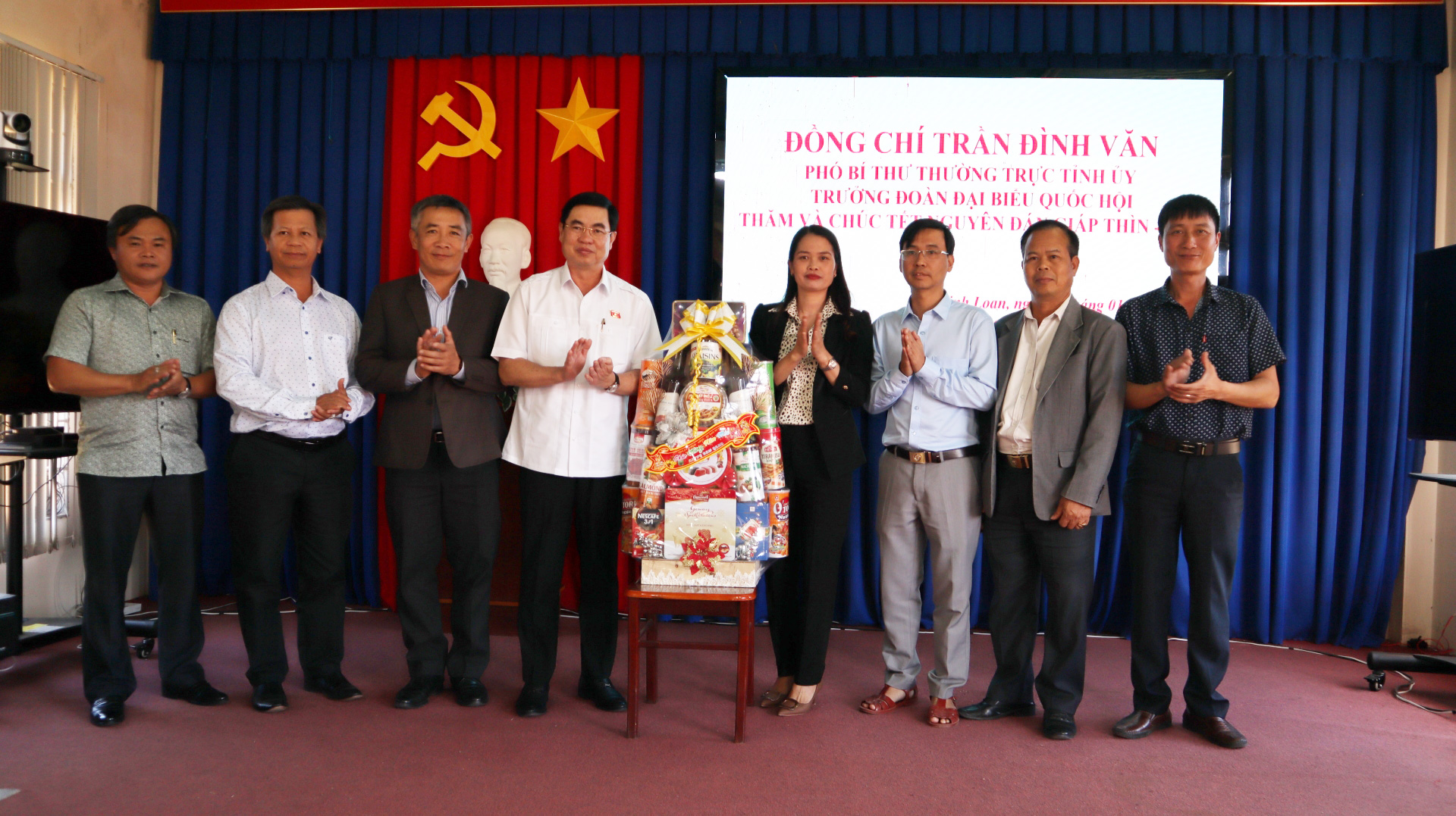 Đồng chí Trần Đình Văn tặng quà cho Đảng ủy xã Ninh Loan