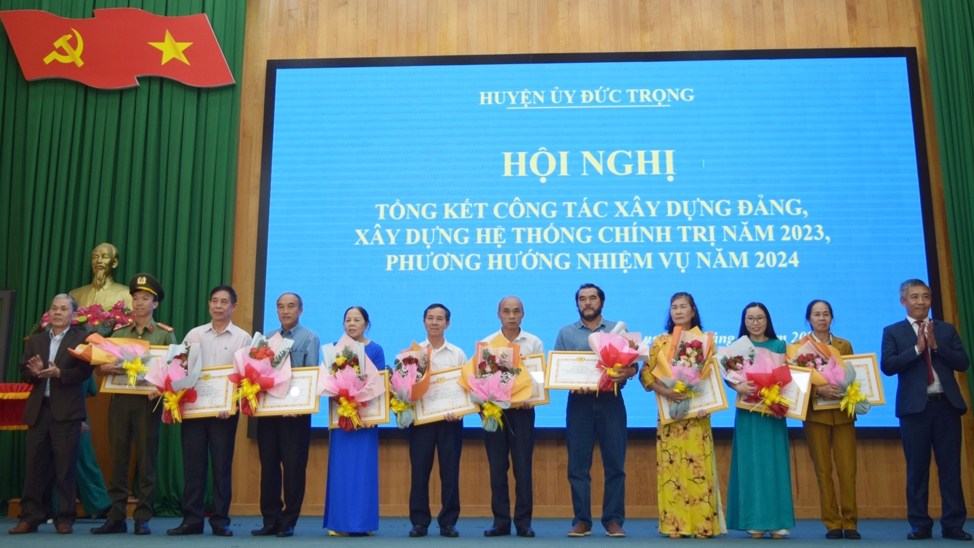 Đồng chí Bùi Sơn Điền - Bí thư Huyện ủy và đồng chí Nguyễn Văn Cường - Chủ tịch UBND huyện Đức trọng trao giấy khen cho các đảng viên xuất sắc