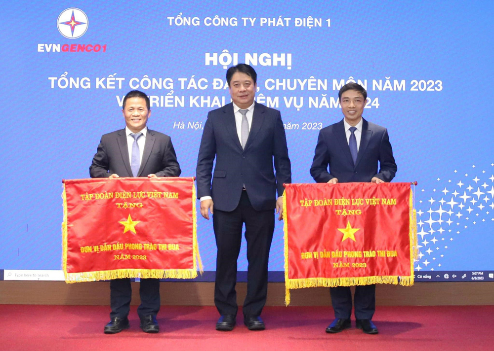 Ông Nguyễn Anh Tuấn – Tổng giám đốc Tập đoàn Điện lực Việt Nam (EVN)  trao tặng:”Đơn vị Dẫn đầu phong trào thi đua năm 2023” cho Công ty Thủy điện Đồng Nai