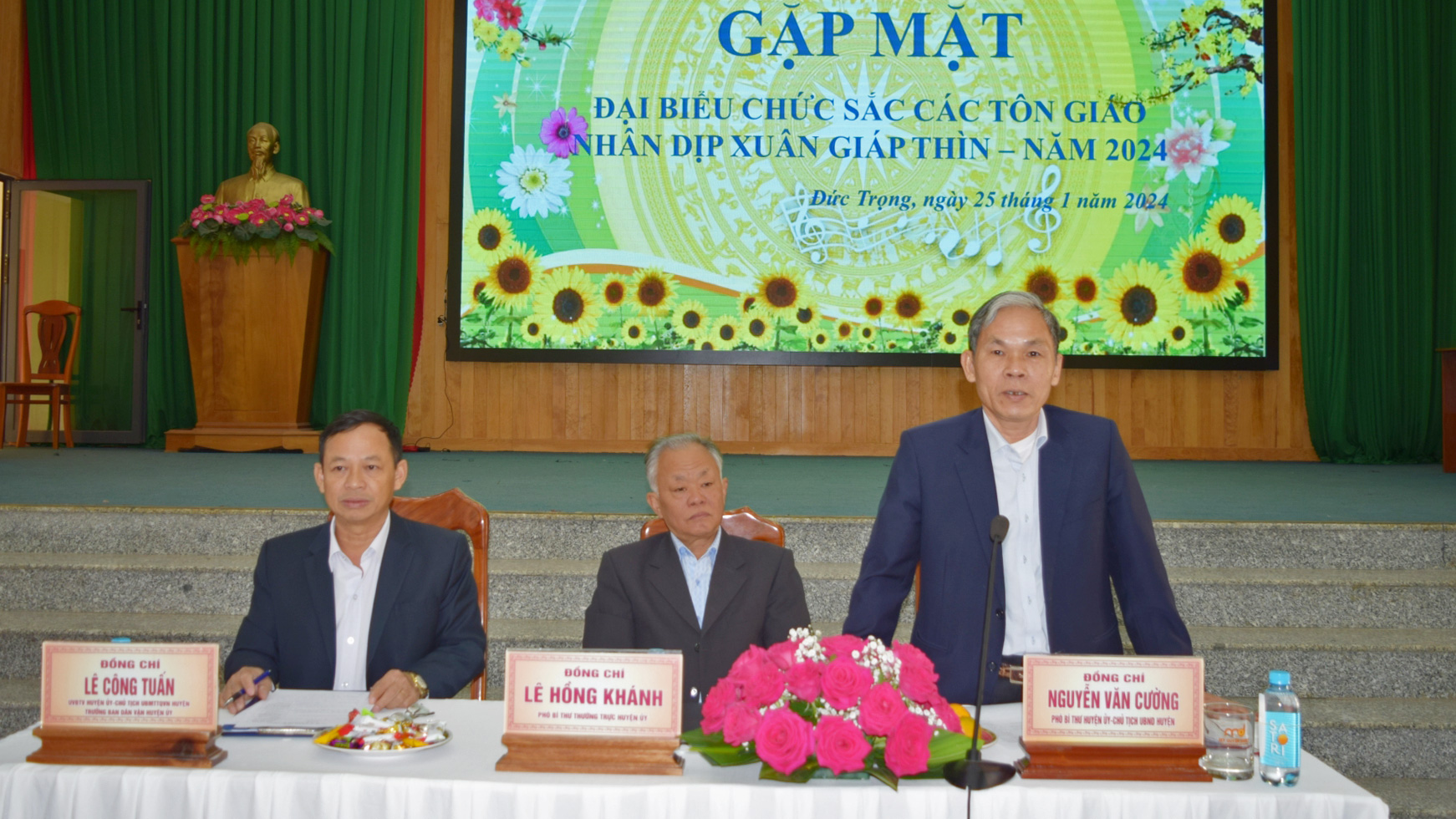 Đồng chí Nguyễn Văn Cường - Chủ tịch UBND huyện, tiếp thu và giải trình các ý kiến của đại biểu