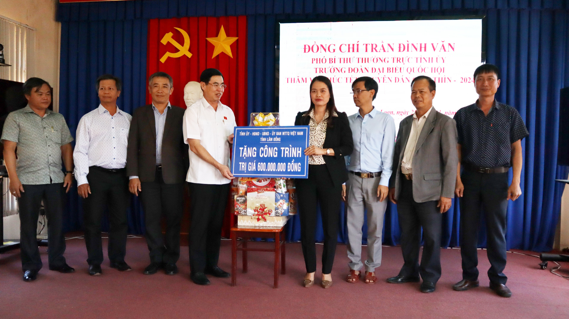 Đồng chí Trần Đình Văn tặng công trình trị giá 600 triệu đồng cho Đảng ủy xã Ninh Loan