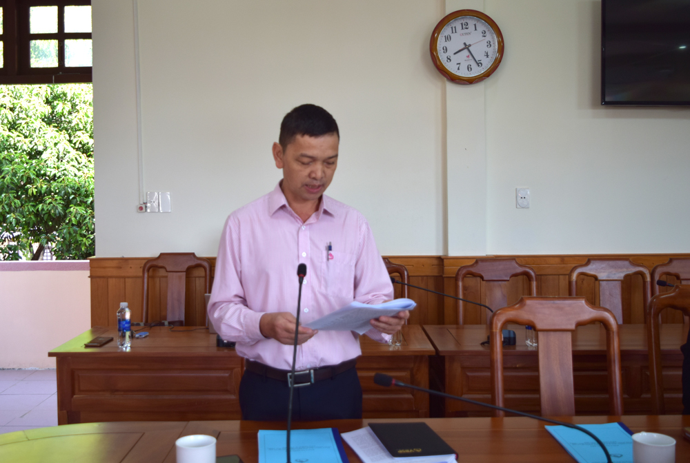 Đồng chí Lâm Văn Hùng - Phó Giám đốc NHCSXH huyện Đức Trọng, báo cáo tại hội nghị