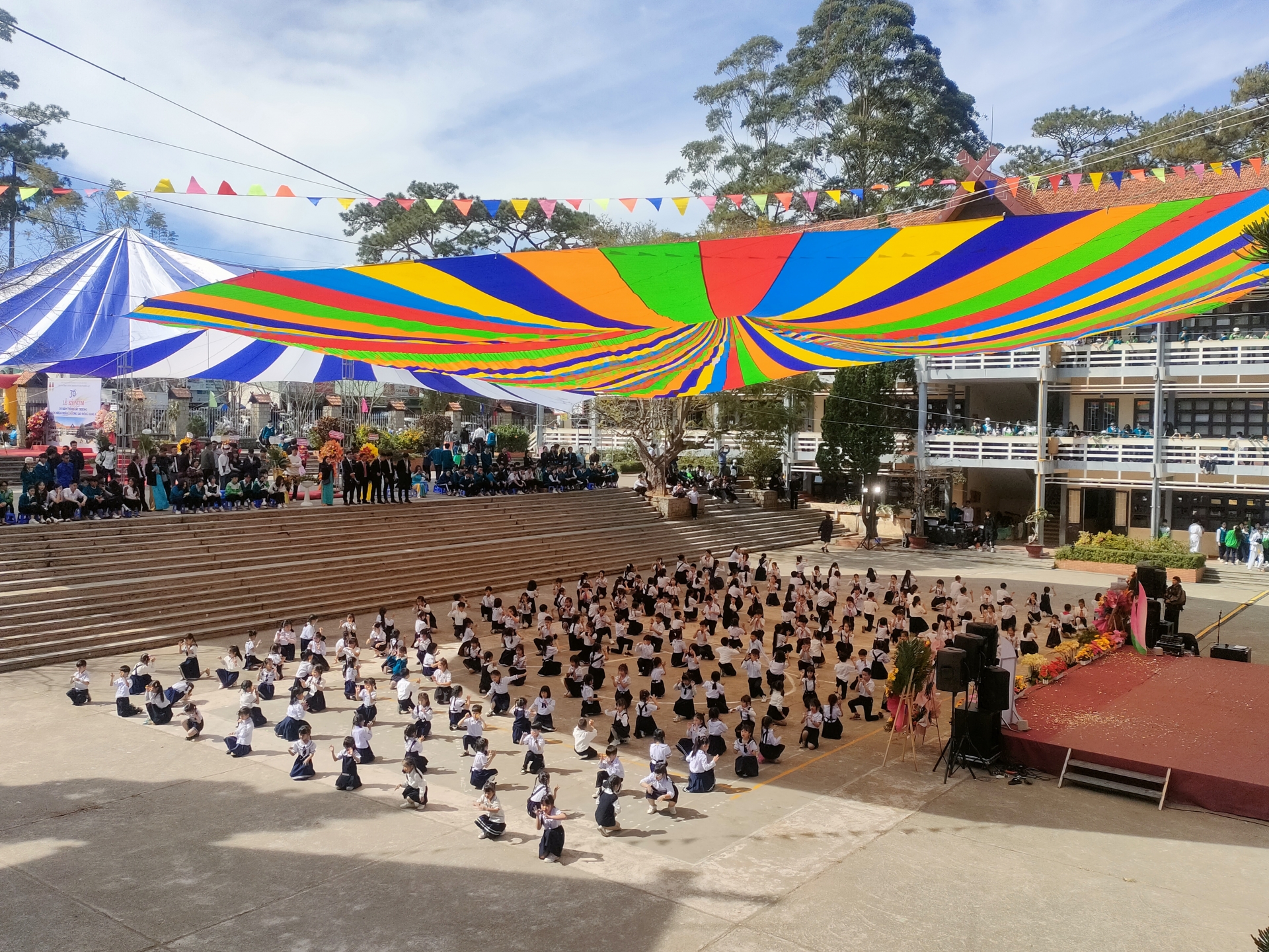 các em học sinh nhà trường đồng diễn