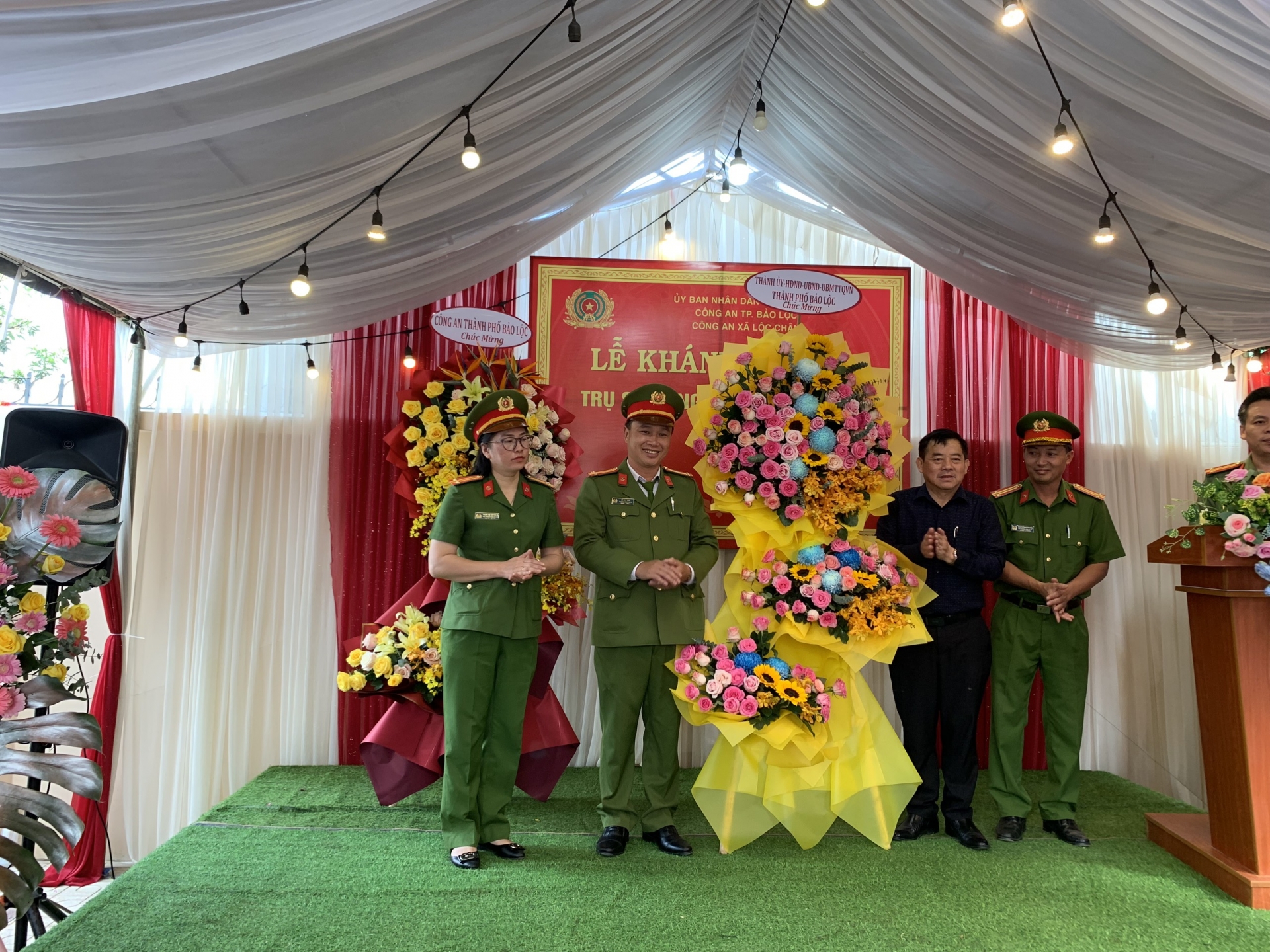 Chủ tịch UBND TP Bảo Lộc Nguyễn Văn Phương tặng hoa chúc mừng Công an xã Lộc Châu
