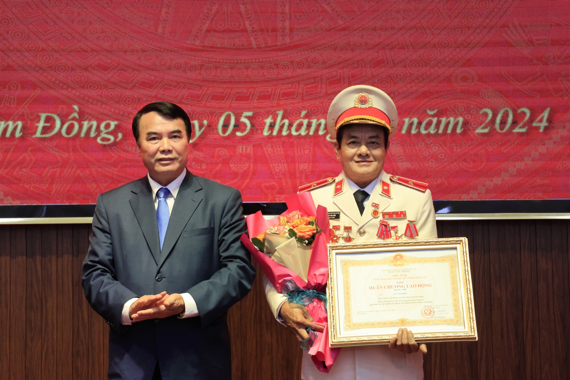 Trao huân chương lao động hạn nhì cho nguyên Viện trưởng Viện KSND tỉnh Vũ Văn Diến