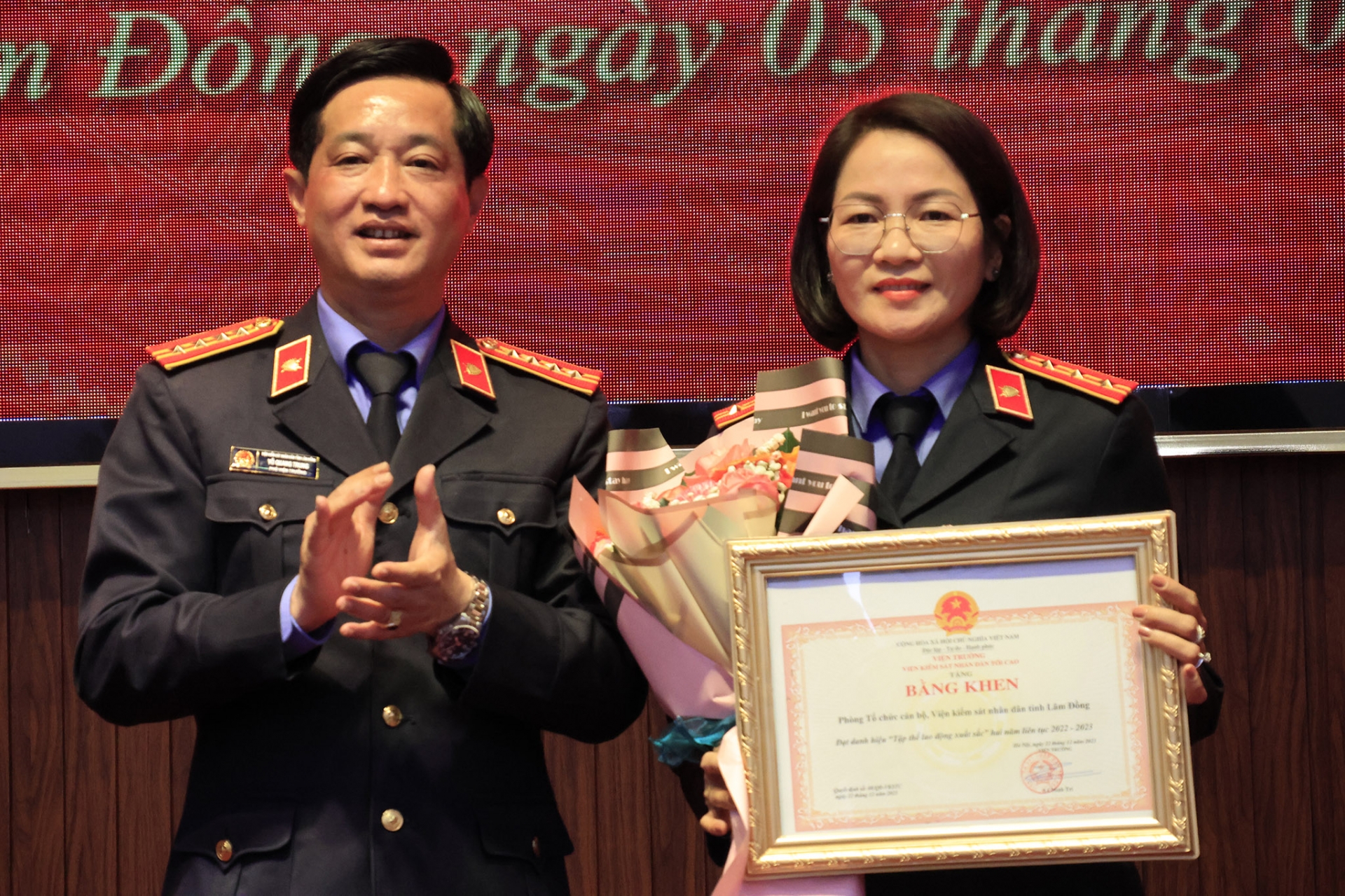 Trao bằng khen của VKSND tối cao cho Phòng Tổ chức cán bộ VKSND tỉnh Lâm Đồng