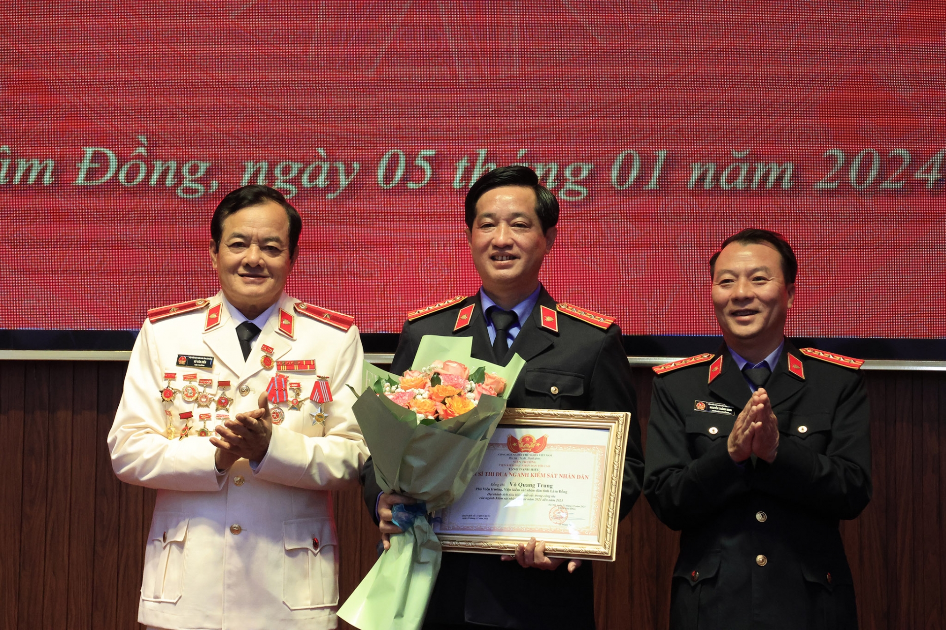 Trao danh hiệu Chiến sỹ thi đua ngành Kiểm sát của VKSND tối cao cho đồng chí Võ Quang Trung - Phó viện trưởng VKSND tỉnh Lâm Đồng