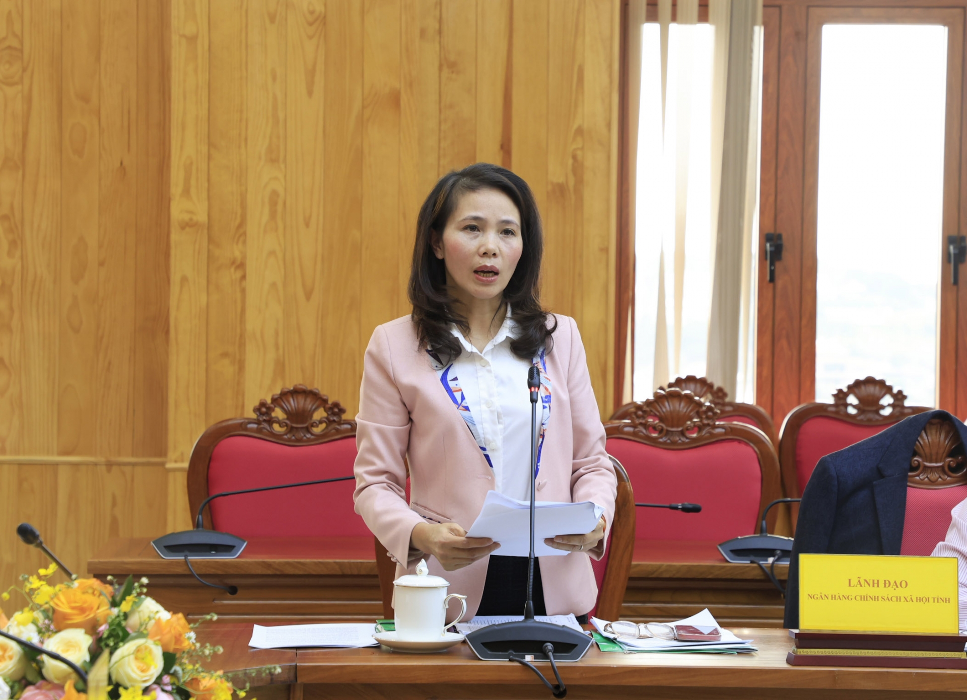 Bà Nguyễn Thị Ngọc Thu trình bày báo cáo hoạt động của BĐD HĐQT NHCSXH chi nhánh tỉnh Lâm Đồng