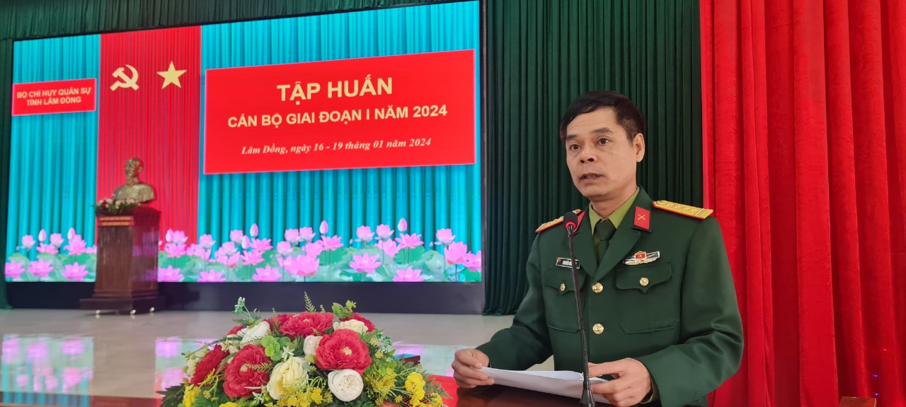 Đại tá Nguyễn Bình Sơn - Ủy viên Ban thường vụ Tỉnh uỷ, Chỉ huy trưởng Bộ CHQS tỉnh phát biểu khai mạc lớp tập huấn