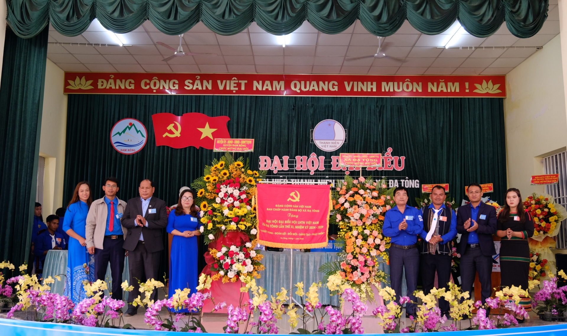 Lãnh đạo Hội LHTN Việt Nam tỉnh, lãnh đạo Huyện ủy, UBND huyện Đam Rông và lãnh đạo xã Đạ Tông tặng hoa chúc mừng Đại hội