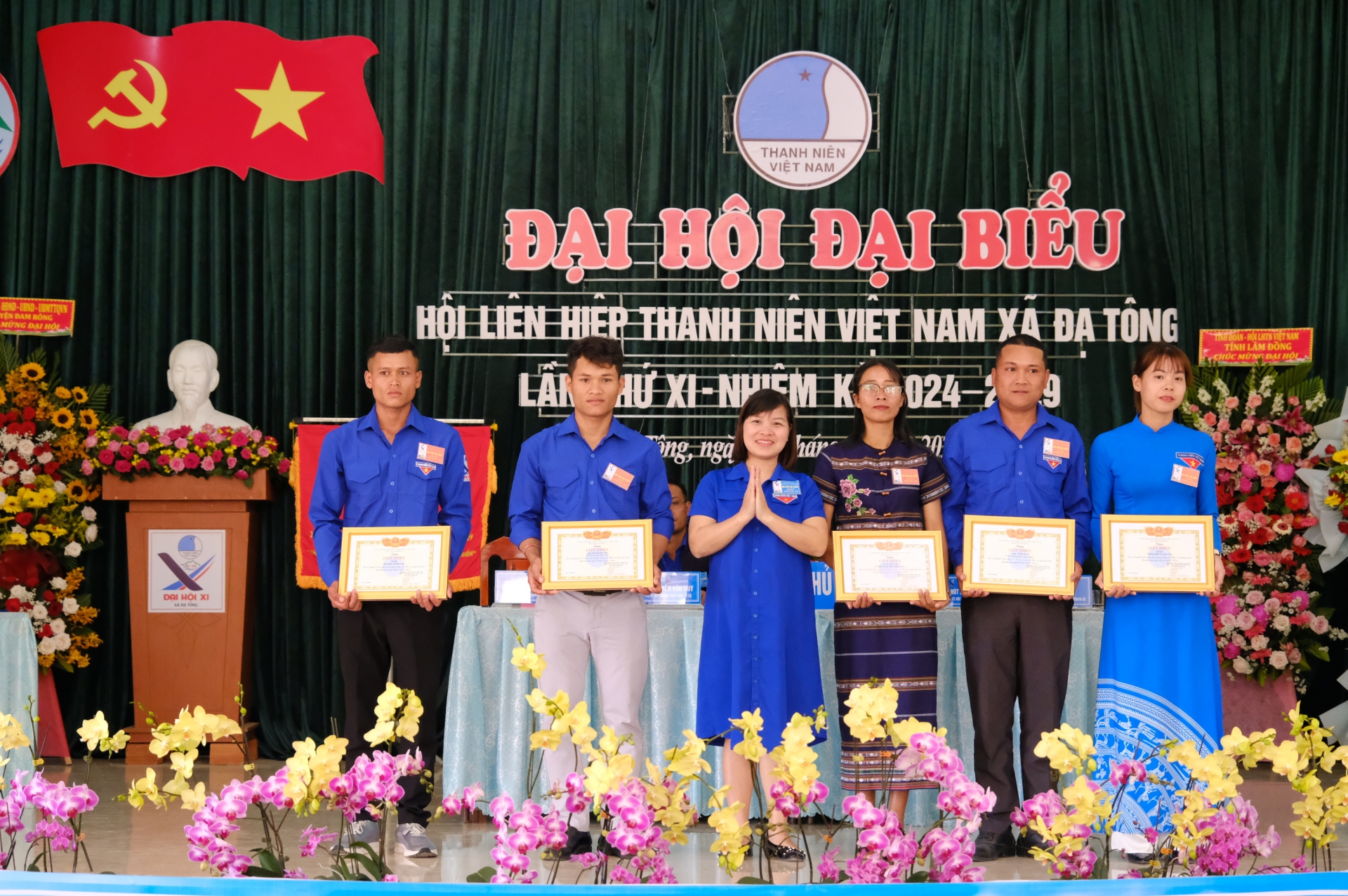 Tặng giấy khen của Hội LHTN huyện Đam Rông cho các tập thể cá nhân có thành tích xuất sắc