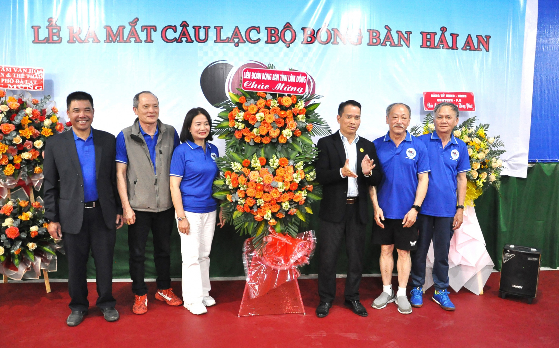 Liên đoàn Bóng bàn tỉnh Lâm Đồng tặng hoa cho Ban chủ nhiệm Bóng bàn Hải An
