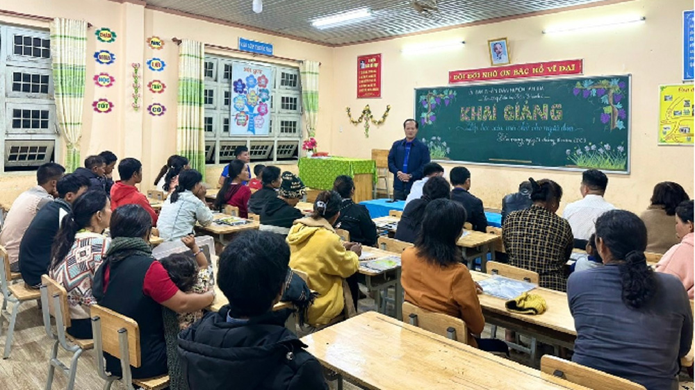 Khai giảng lớp xóa mù chữ cho người dân ở xã Tân Thanh, huyện Lâm Hà