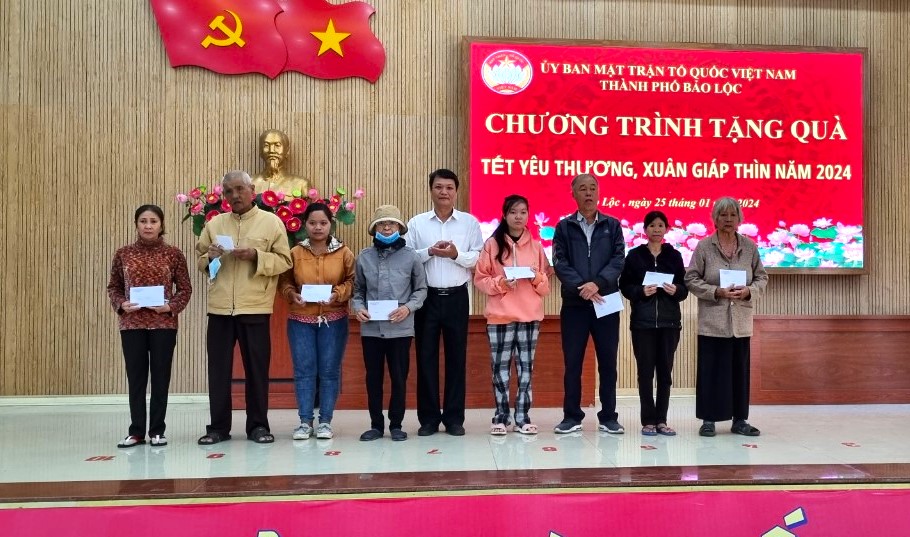 Đồng chí Phùng Ngọc Hạp - Phó Chủ tịch UBND TP Bảo Lộc trao quà Tết cho hộ nghèo