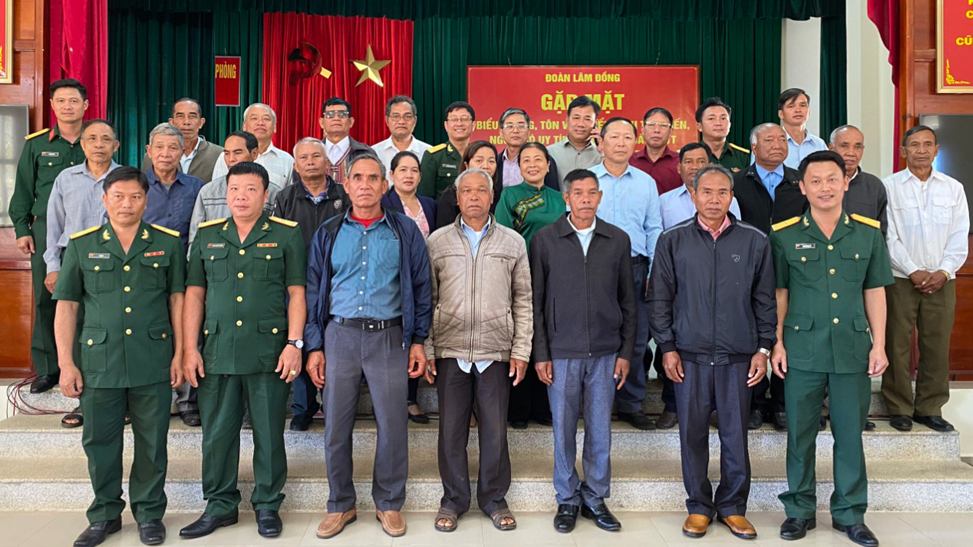 Các đại biểu chụp hình lưu niệm cùng đại diện Đoàn KTQP Lâm Đồng