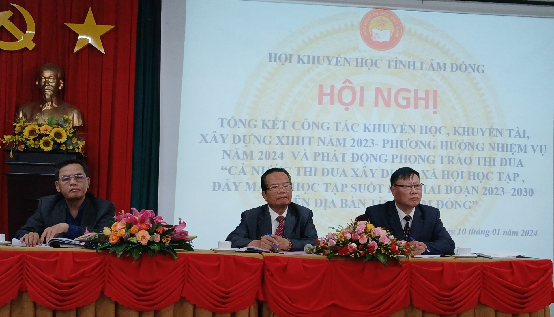 Nhà giáo ưu tú Nguyễn Xuân Ngọc và các Phó Chủ tịch Hội Khuyến học tỉnh chủ trì hội nghị.