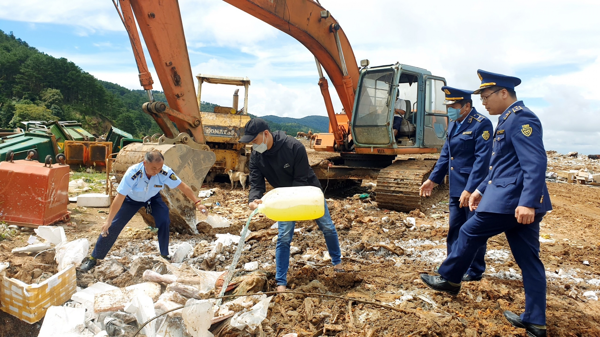 Các cơ quan chức năng tiến hành tiêu hủy hàng giả.