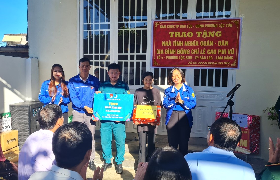 Thành Đoàn Bảo Lộc trao tặng quà mừng chiến sĩ Vũ về nhà mới