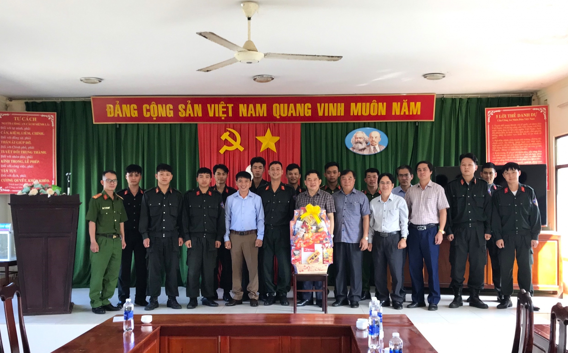 Chủ tịch UBND TP Bảo Lộc Nguyễn Văn Phương thăm, tặng quà chúc tết cán bộ, chiến sĩ Trung đoàn Cảnh sát Cơ động
