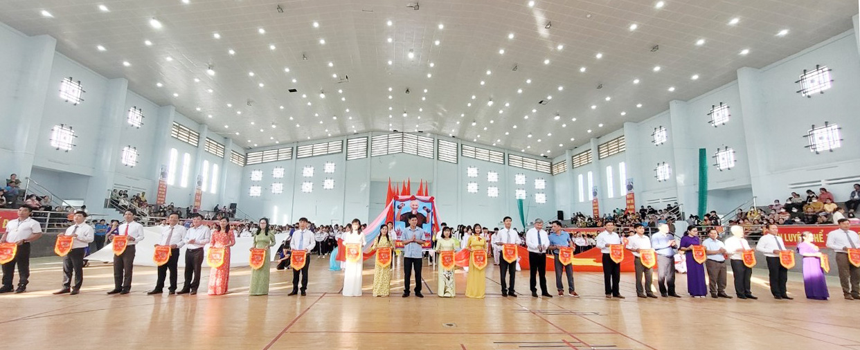 Ban Tổ chức trao cờ lưu niệm cho các đơn vị tham gia Hội khỏe Phù Đổng